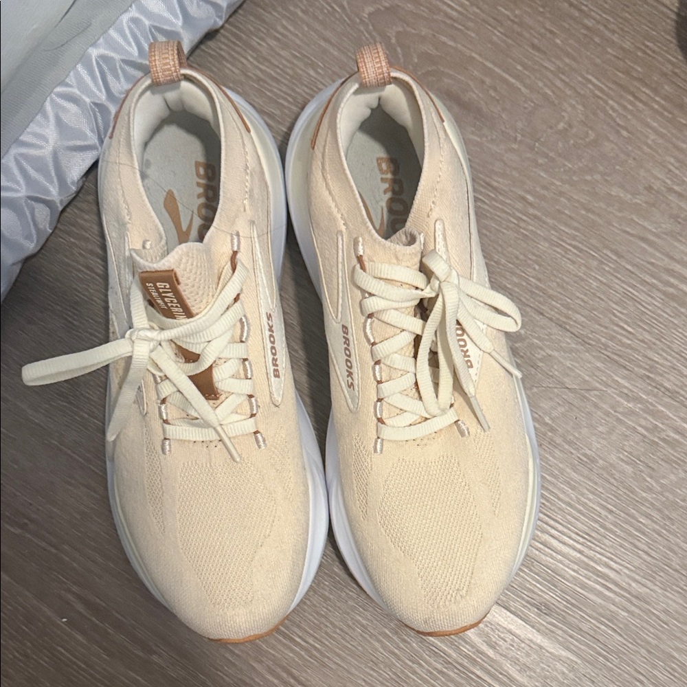 Brooks Women's Beige Sneakers